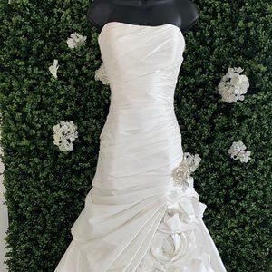 Enzoani Edinburgh Size 08 Detachable straps A-line